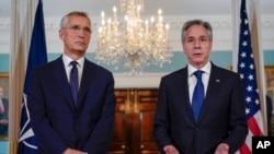 FILE - Menteri Luar Negeri Antony Blinken (kanan), bersama Sekretaris Jenderal NATO Jens Stoltenberg, di Departemen Luar Negeri AS di Washington, 13 Juni 2023. (AP/Carolyn Kaster)