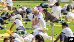 El primer ministro de la India, Narendra Modi, en el centro, practica yoga durante el evento del Día Internacional del Yoga en la sede de la ONU en Nueva York, el 21 de junio de 2023. Modi se encuentra en una visita de estado a los EEUU.