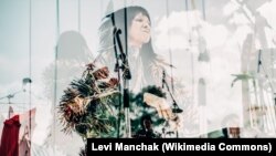 Photo of Buffy Sainte-Marie performing at the Interstellar Rodeo, Edmonton, Canada, July 27, 2015.
