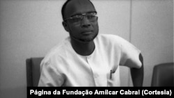 Imagem de Amílcar Cabral, com a "balalaica" roubada da Fundação Amílcar Cabral, Praia, Cabo Verde