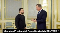 Український президент Володимир Зеленський з британським міністром закордонних справ Девідом Камероном у Києві 16 листопада 2023 р.