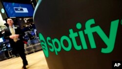 แฟ้มภาพ - โลโกบริษัท Spotify ที่ตลาดหลักทรัพย์นิวยอร์ก เมื่อวันที่ 3 เม.ย. 2018