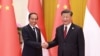 Presiden Indonesia Joko Widodo berjabat tangan dengan Presiden China Xi Jinping pada pertemuan di sela-sela Forum Belt and Road untuk Kerja Sama Internasional ketiga, di Beijing, 17 Oktober 2023. (China Daily via REUTERS)