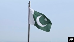 Bendera Pakistan berkibar di sebuah pos pengintai di Islamabad, Pakistan, pada 27 Juli 2022. (Foto: AP)
