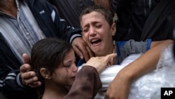 Palestinyen pote dey pou fanmi yo ki mouri nan bonbadman Izrayel fe nan Gaza, Madi 14 Nov. 2023.