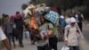 Wapalestina wakimbia kuelekea Gaza kusini wakitumia barabara kuu ya Salah al-Din kwenye Ukanda wa Gaza Strip, Nov. 11, 2023. 