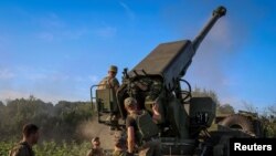 2023年7月20日，在俄羅斯入侵烏克蘭期間，烏克蘭軍人準備在烏克蘭一個未公開的地點向俄羅斯陣地開火。