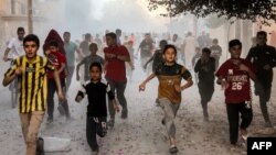 کودکان فلسطینی در حال فرار از صحنهٔ اصابت راکت و بم در جنوب غزه، تاریخ ششم نومبر ۲۰۲۳