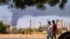 Des hommes marchent dans une rue de Khartoum le 8 juin 2023. 
