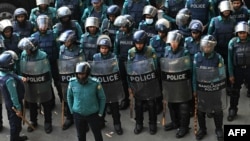 ৫ জানুয়ারী, ২০২৪-এ ঢাকায় আসন্ন সাধারণ নির্বাচনের আগে শুক্রবারের নামাজের সময় একটি মসজিদের বাইরে পুলিশ পাহারা দিচ্ছে।