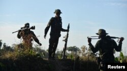 
၂၀၂၁ခုနှစ် စစ်တပ်အာဏာသိမ်းအပြီး လက်နက်ကိုင် ပြည်သူ့ကာကွယ်ရေးတပ်ဖွဲ့ဝင်ဖြစ်လာသူများကို ကရင်ပြည်နယ် ကော့ကရိတ်မြို့နယ်တနေရာတွင်တွေ့ရစဉ် (ဒီဇင်ဘာ ၃၁၊ ၂၀၂၁)