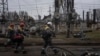 У розвідці зауважили, що Росія вже майже два місяці утримується від запусків своїх головних крилатих ракет повітряного базування із важких бомбардувальників, що, "ймовірно, дозволило їй створити значні запаси цієї зброї". Фото: ремонт електростанції в Україні