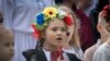 ARCHIVO - Los niños cantan el himno nacional de Ucrania mientras asisten a una ceremonia del primer día de clases en Bucha, Ucrania, el viernes 1 de septiembre de 2023. 