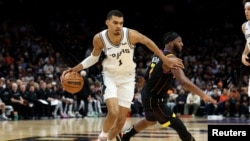 Victor Wembanyama de San Antonio dribble Josh Okogie Phoenix Suns, Phoenix, le 31 octobre 2023. 