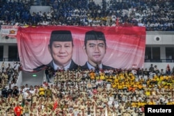 Spanduk raksasa bergambar Menteri Pertahanan sekaligus calon presiden RI, Prabowo Subianto, dan cawapresnya, Gibran Rakabuming Raka, putra sulung Presiden Joko Widodo di Jakarta, 25 Oktober 2023. (Foto: Antara/Galih Pradipta via REUTERS)