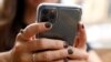 ARCHIVO - Una persona usa un teléfono celular en Manhattan, Nueva York, EEUU, el 17 de septiembre de 2020. 