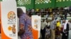 Eleitor vota em Nampula nas eleições autárquicas de 11 de outubro de 2023, Moçambique.