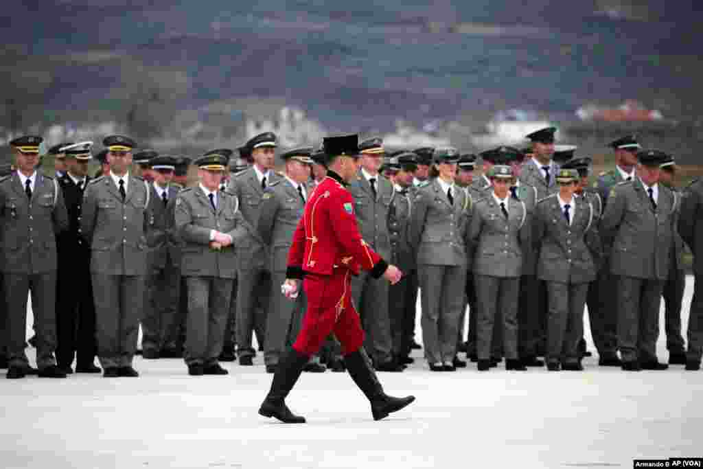 Oficiales militares asisten a la inauguración. Inicialmente alineada con el bloque soviético durante la Guerra Fría, Albania abrazó a Occidente después de la caída del régimen comunista en 1990 y ha sido miembro de la OTAN desde 2009.