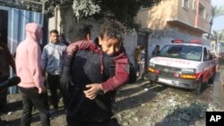 İsrail bombardımanı sonucu Refah'tan tahliye edilen Filistinli siviller (1 Aralık 2023)