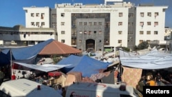 آوارگان فلسطینی در محوطهٔ شفاخانهٔ الشفا