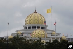 Bendera berkibar di luar Istana Nasional di Kuala Lumpur, Malaysia, Selasa, 22 November 2022. (Foto: AP)
