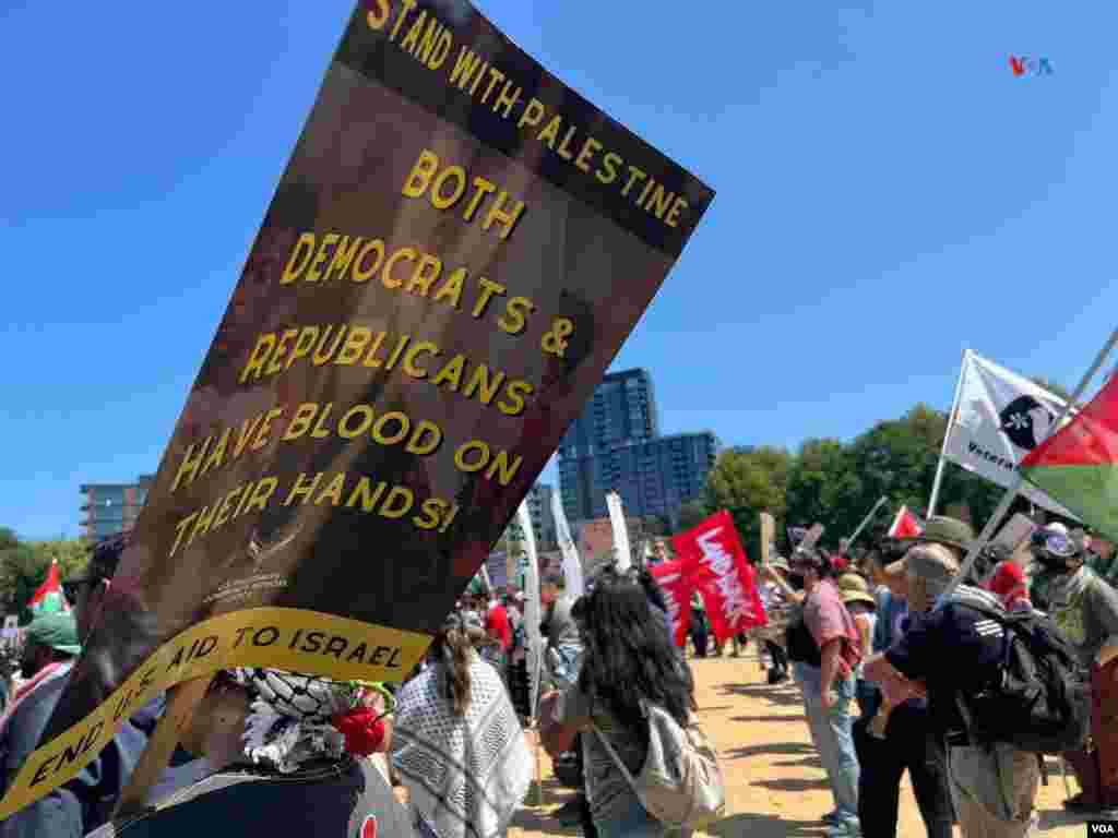 Este cartel en apoyo a Palestina dice, "Tanto los demócratas como los republicanos tienen sangre en sus manos", durante manifestación en Union Park, parque cerca de la sede de la Convención.