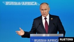 Presiden Rusia Vladimir Putin memberi keterangan pers setelah pertemuan puncak Rusia-Afrika di Kota St. Petersburg, Rusia, Jumat, 27 Juli 2023. (Foto: Sputnik/Pavel Bednyakov/Pool via Reuters)