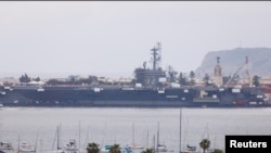 Kapal induk USS Abraham Lincoln milik Angkatan Laut AS terlihat berada di pelabuhan angkatan laut di San Diego, California, pada 18 Mei 2023. (Foto: Reuters/Mike Blake)