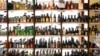 Botellas de licor se muestran en los estantes de una licorería estatal, el miércoles 7 de marzo de 2012, en Seattle, Washington EEUU.