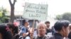 “¡Cumplan con la palabra!”: Familiares de presos políticos en Venezuela esperan por liberaciones tras negociaciones
