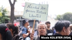 "Navidad sin presos políticos", se lee en una pancarta que sostiene una mujer que protestaba en Caracas por la liberación de detenidos, el 1 de noviembre de 2023.