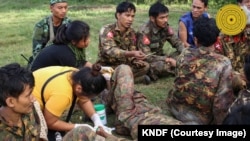 KNDF က ထုတ်ပြန်ထားသည့် ဓါတ်ပုံမှာတွေ့ရတဲ့ စစ်ကောင်စီဘက်က စစ်သုံ့ပန်းများ