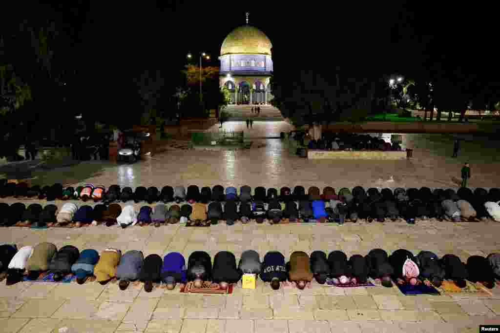رمضان میں تراویح کرنے کے لیے نمازی الاقصی کے احاطے میں جمع ہیں۔ 