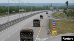 Autokolona ushtarake e grupit mercenar privat Wagner lëviz përgjatë autostradës M-4, e cila lidh kryeqytetin Moskë me qytetet jugore të Rusisë, afër Voronezhit, Rusi, Reuters