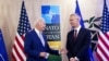 Presiden AS Joe Biden bertemu dengan Sekretaris Jenderal NATO Jens Stoltenberg di Vilnius, Lituania, 11 Juli 2023. (Foto: REUTERS/Kevin Lamarque)
