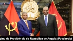 El presidente de Angola, João Lourenço (izq), y el secretario de Defensa de EEUU, Lloyd Austin (der), se estrechan la mano en Luanda, Angola, el 27 de septiembre de 2023.