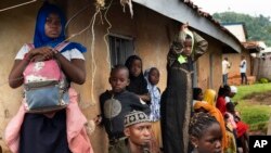 Warga mengantre untuk menerima vaksin Ebola di Beni, Kongo, 13 Juli 2019. Dokumen internal yang diperoleh AP menunjukkan WHO membayar $250 kepada setidaknya 104 perempuan Kongo yang mengalami pelecehan seksual. atau dieksploitasi oleh petugas tanggap wabah Ebola. (Foto: AP)