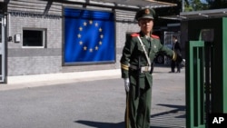 一名中國武警士兵守衛在歐盟駐中國代表團的北京大院入口。(2023年10月14日)