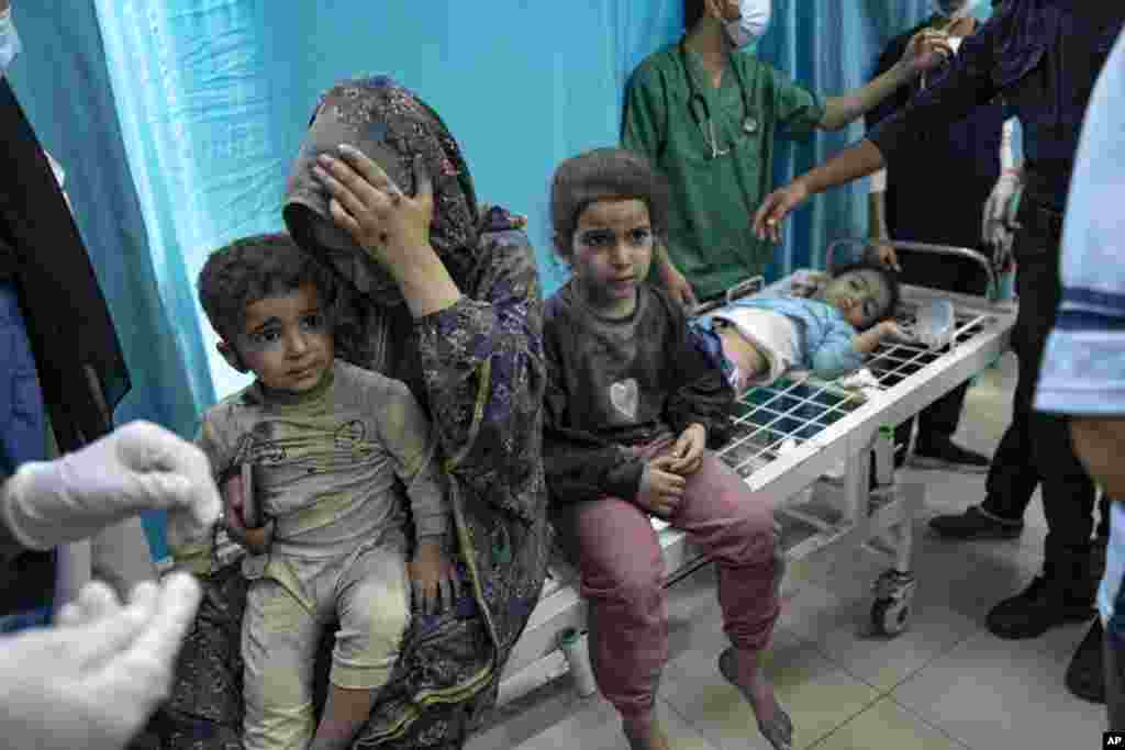 Wapalestina walojeruhiwa kutokana na shambulio la Israek wamepelekwa kwenye hospitali mjini Khan Younis, Nov. 12, 2023.