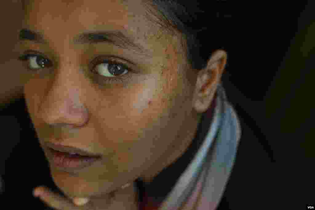 Farawla, 15, lives without air conditioning and often suffers from summer heat rashes as related illnesses — heat stroke, heat exhaustion, dehydration, and the worsening of existing medical conditions — overwhelm her community in the Egyptian capital. (Hamada Elrasam/VOA)