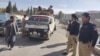 ILUSTRASI - Polisi memberikan keamanan kepada pekerja polio di distrik Zhob, Baluchistan.