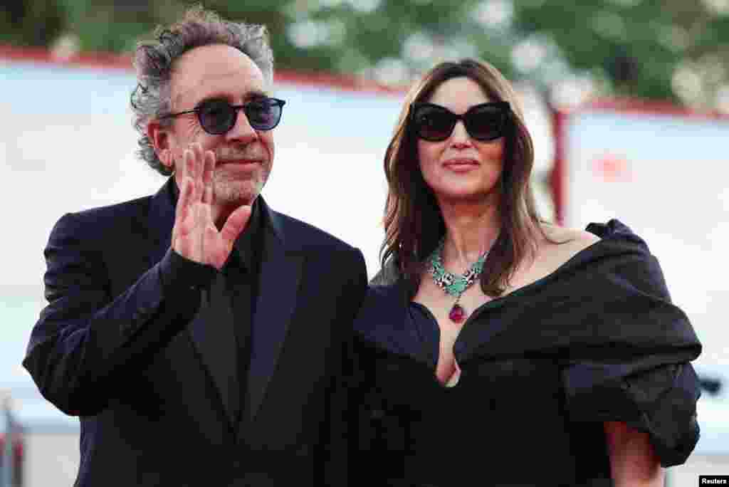 El director Tim Burton y la miembro del reparto Monica Bellucci posan en la alfombra roja durante las llegadas para la proyección de la película "Beetlejuice Beetlejuice" fuera de competición, durante el 81º Festival de Cine de Venecia.