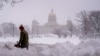 El clima invernal amenaza la tradición electoral de EEUU en Iowa y los caucus corren riesgo por una ola de tormentas árticas
