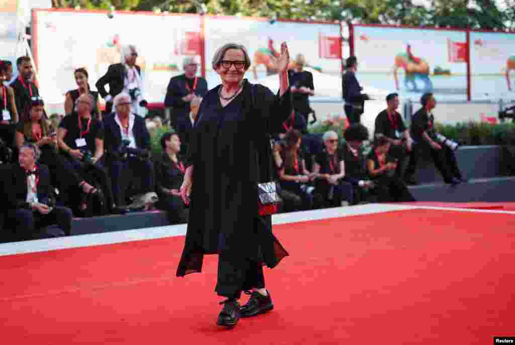 Agnieszka Holland, miembro del jurado, posa en la alfombra roja durante las llegadas a la ceremonia de apertura del 81º Festival de Cine de Venecia, Italia.