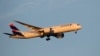 Pesawat Baoeing 787 milik maskapai LATAM bersiap untuk mendarat di Lisbon, Portugal, pada 10 Oktober 2023. (Foto: AP/Armando Franca)