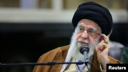 Pemimpin tertinggi Iran, Ayatollah Ali Khamenei, menghadiri sebuah pertemuan di Teheran, Iran, pada 19 November 2023. (Foto: Office of Iran's Supreme Leader/West Asia News Agency via Reuters) 