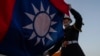 台灣士兵在傍晚的台北中山紀念堂前舉行降旗儀式。（2024年1月12日）