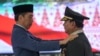 Presiden Joko Widodo memberikan penghargaan jenderal kehormatan bintang empat kepada Menteri Pertahanan Prabowo Subianto saat bertemu dengan perwira tinggi TNI dan Polri di Mabes TNI di Jakarta pada 28 Februari 2024. (Foto: Bay Ismoyo/AFP)