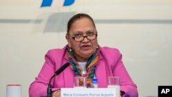 La fiscal general de Guatemala, Consuelo Porras, habla con los periodistas después de reunirse con el secretario general de la OEA, Luis Almagro, en la ciudad de Guatemala, el martes 5 de septiembre de 2023.