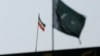 Bendera Iran terlihat di gedung konsulatnya di kota Karachi, Pakistan, sementara bendera Pakistan tampak di latar depan, 18 Januari 2024.